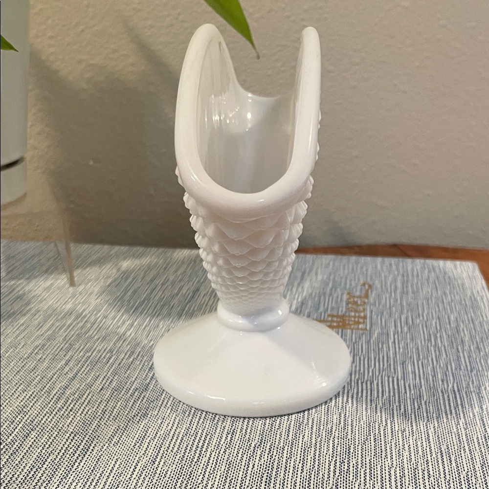 Vintage Westmoreland English Hobnail Milk Glass Fan Vase – Mid-Century - Picture 3 of 5